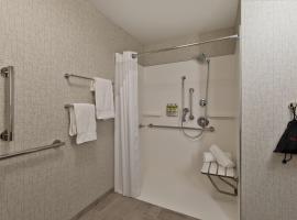 Holiday Inn Express & Suites - Portland Airport - Cascade Stn by IHG, hotel di Portland