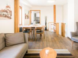 Modern Apartment in a Picturesque 15th-Century Building, hotell Prahas