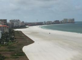 Beachfront 2 Bed 2 Bath Penthouse Condo, hotel in Marco Island