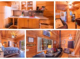 Cabin #4 The Wolves Den - Pet Friendly- Sleeps 6 - Playground & Game Room, hotel in Payson