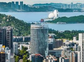 Crowne Plaza Zhuhai City Center by IHG - offers free one-way shuttle to Chimelong Ocean Kingdom, ξενοδοχείο σε Zhuhai