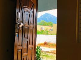 Aadhya guest house, rumah kotej di Tiruvannāmalai