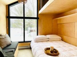 Micro maison le Nordik, domek nebo chatka v destinaci Saint Zenon