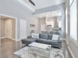 **NEW mOdernLUX best OTR condo *Park ONsite**, hotel in Cincinnati