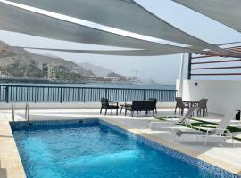 The Pearl Villa - Swimming Pool with Sea and Mountain view - Al Dana Island Fujaira, hotel in Fujairah
