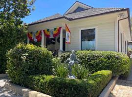 Upscale Downtown Home Walk to Beach shops Bars 2, hotel in Santa Barbara