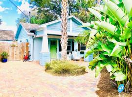 Jacksonville Blue Bungalow Retreat Comfortable 2 Bedroom Haven, hotel in Jacksonville