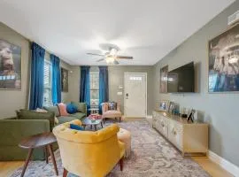 NEW Victorian Theme, 3BR, LRG Backyard close to PNC Arena, Downtown, and RDU Airport