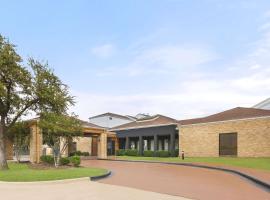 Super 8 by Wyndham Dallas Love Field Airport, hotel near Dallas Love Field Airport - DAL, 