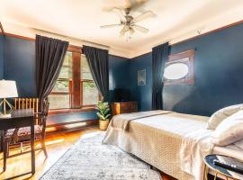 Charming Room in Historic BnB with Parking - Rm 5, hotel in Seattle