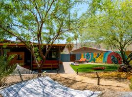 The Hummingbird House, Sauna & Mountain Views!, hotel in Phoenix