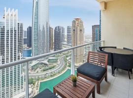 Modern & Spacious 2-Bed Condo with Panoramic Lake Views, Dual Balconies, Steps from Dubai JLT Metro By "La Buena Vida Holiday Homes", hotell Dubais