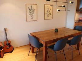 Stunning Townhouse by the lake, chalupa v Reykjavíku