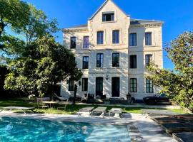 Demeure Saint Louis Historic manor, City 700m, parking,A C,Clim,WIFI, heated pool, city view, B&B in Carcassonne