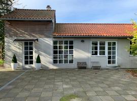 Modern 2 bedroom cottage close to airport and town - sleeps 8, hotel v Kodani