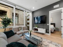 Chic 2BR 2BA Condo with Balcony - River North Chicago โรงแรมในชิคาโก