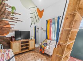 Secluded Tiny Home in Exclusive Paris Mountain!, hotel in Greenville
