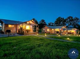 Beautiful Secluded Tented Cabin with Fire Pit in Sevierville, Tennessee, hotel in Sevierville