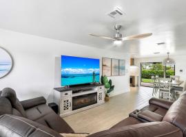 Cheerful home ready for your island getaway ON Mackle Park! 3 BED- 5 STARS!, hotel in Marco Island