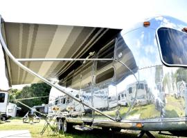 Classy Airstream Land Yacht Rental with Modern Amenities near Gatlinburg, Tennessee, hotel in Sevierville
