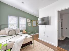 Stay Portland - Urban Cabin Studio - Breweries & Local Eateries, hotel in Portland