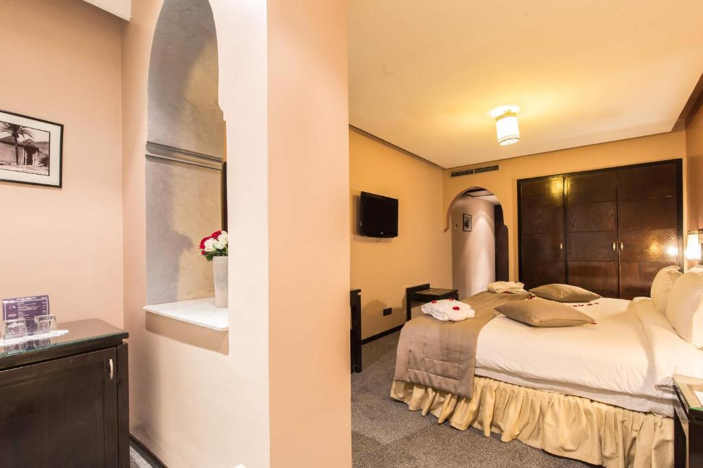 Tempat tidur dalam kamar di Hotel Almas