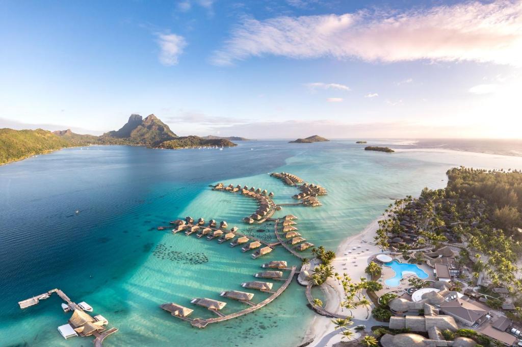 Le Bora Bora by Pearl Resorts في بورا بورا: اطلالة جوية لمنتجع في المحيط