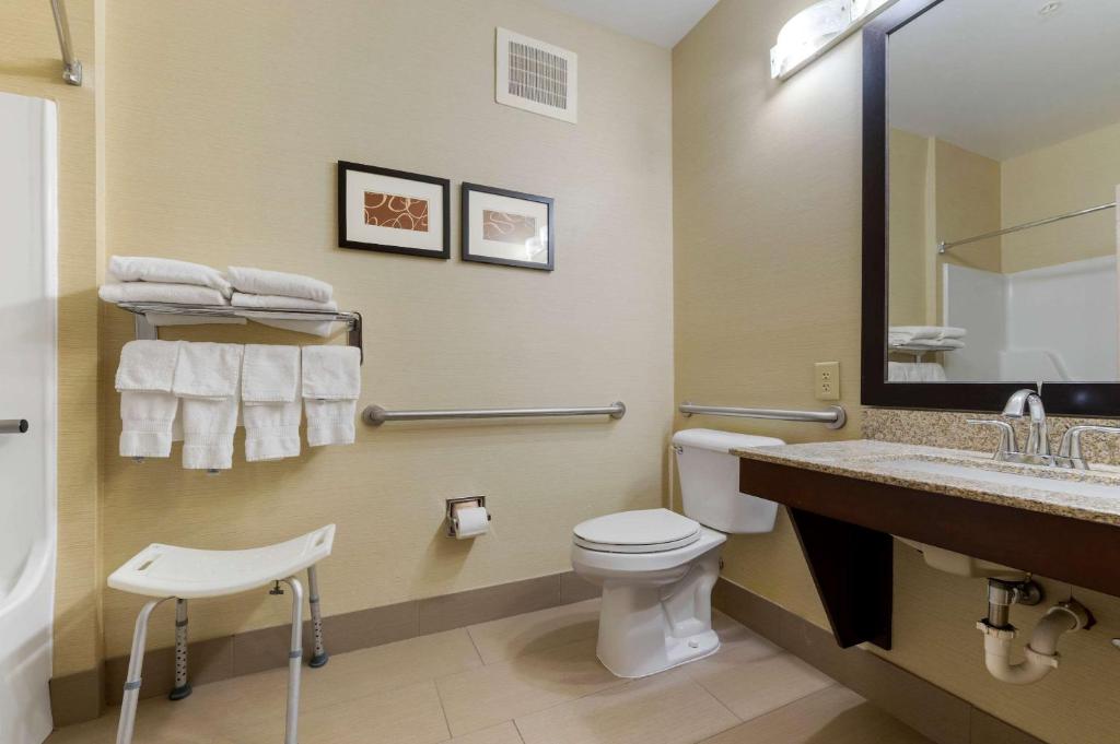 Un baño de Comfort Suites