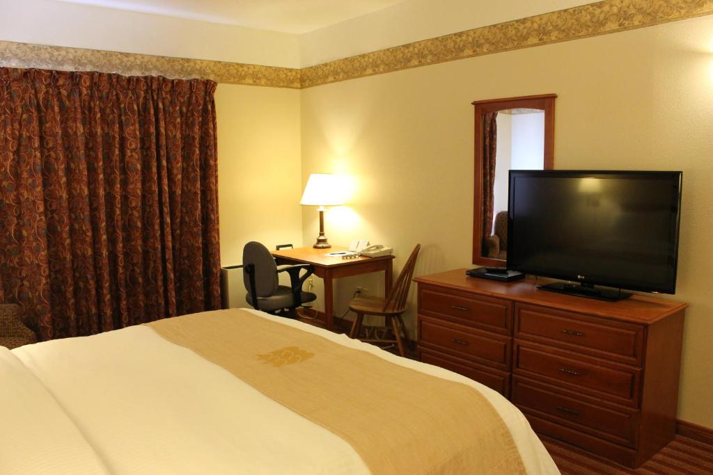 TV in/ali zabaviščno središče v nastanitvi Coastal Inn Halifax - Bayers Lake