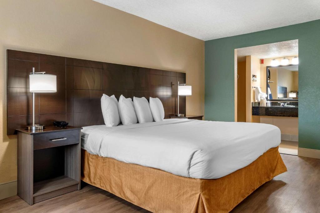 Rúm í herbergi á Best Western Space Shuttle Inn