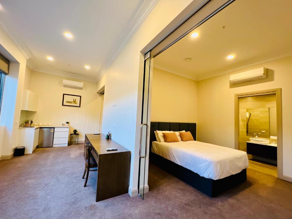 Кровать или кровати в номере Clarendon Hotel