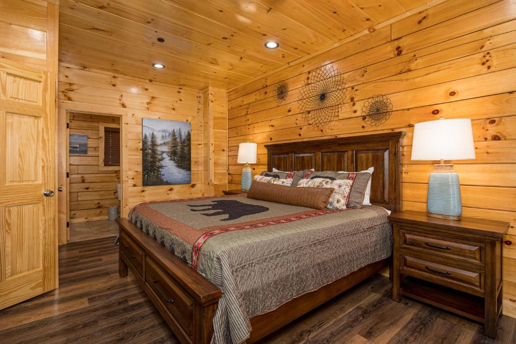 Ліжко або ліжка в номері 5Bd5B Escape Cabin with 2 HotTubs, Thtr &Game Rm,1mi to the Parkway! 4mi to Dollywood - Spring Deal