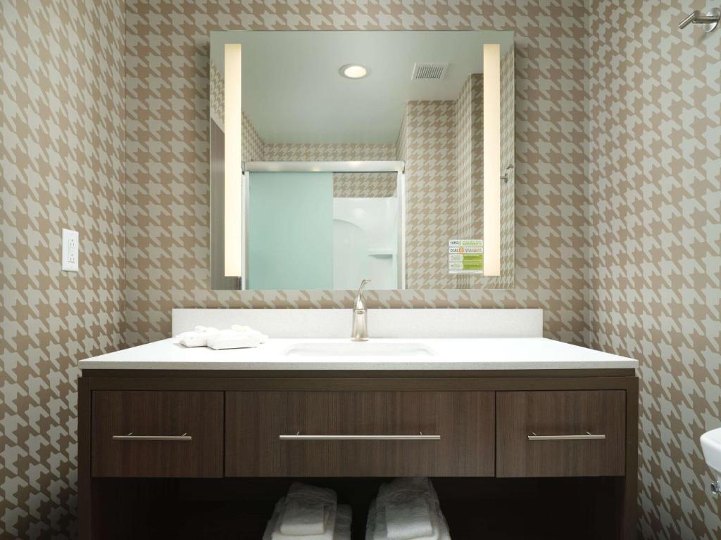 Un baño de Home2 Suites By Hilton Chattanooga Hamilton Place