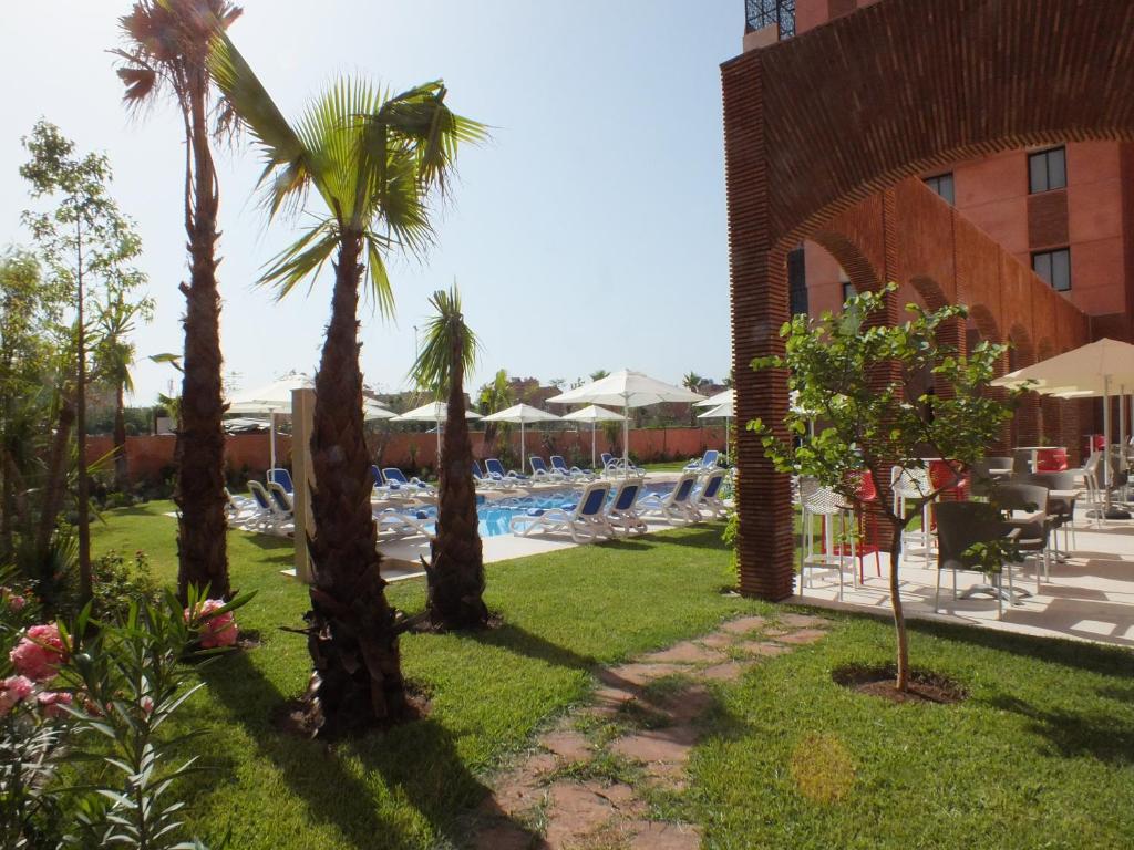 Piscina de la sau aproape de Hotel Relax Marrakech