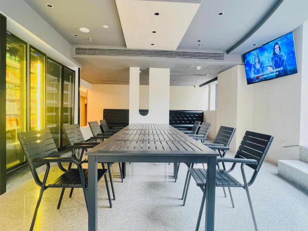 a conference room with a long table and chairs at Dayin Garden Hotel -Near People's Square & Nanjing Road-Large Social Area -Bar -Café -Gym -Free Laundry Luggage Storage -24H Front Desk-English Service in Shanghai