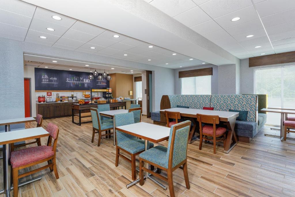 Un restaurant u otro lugar para comer en Hampton Inn By Hilton Ocoee Orlando
