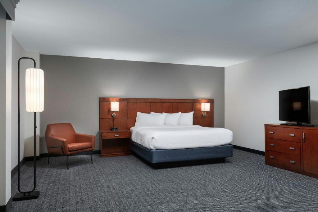 Ліжко або ліжка в номері Courtyard by Marriott Wichita at Old Town