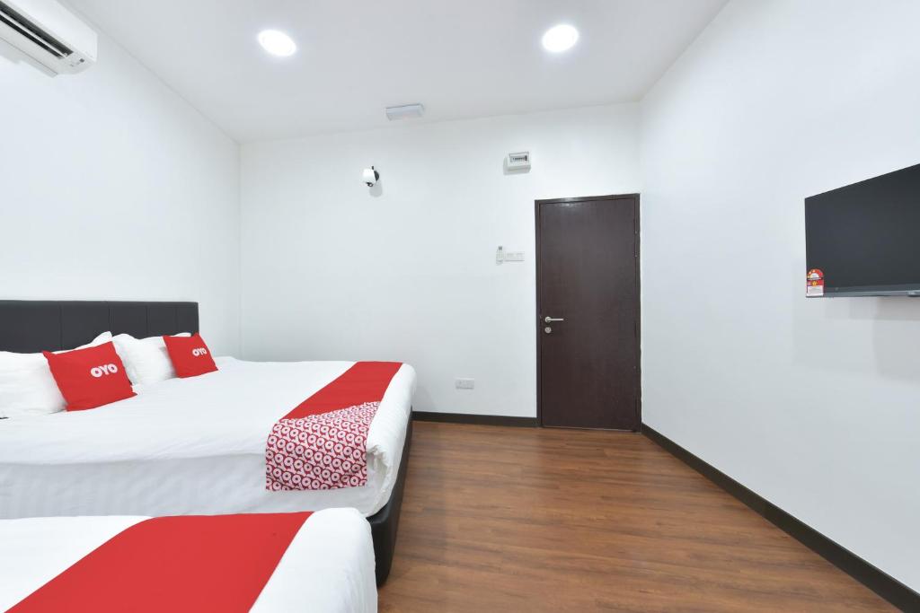 Kama o mga kama sa kuwarto sa OYO 90869 Hotel Madeena Inn