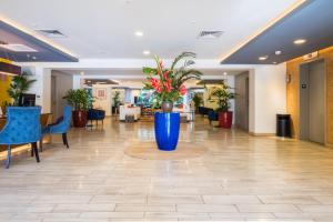 um lobby com um grande vaso azul com plantas nele em VIVE Hotel Waikiki em Honolulu