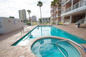 ein Schwimmbad in der Mitte eines Gebäudes in der Unterkunft Grand Beach Resort Penthouse 1 in Gulf Shores