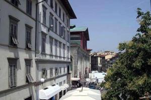 vista su una strada della città con edifici di Hotel Regina a Firenze