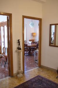 uma sala de estar com uma mesa e uma sala de jantar em Olivarooms em Palermo