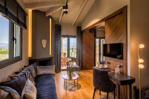 un soggiorno con un divano e una TV di Anthemion Suites and Villas a Nauplia