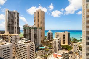 uma vista para uma cidade com edifícios altos e o oceano em VIVE Hotel Waikiki em Honolulu