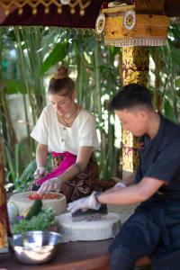 ウブドにあるMenzel Ubudの食卓の準備をしている男女 +37枚の写真