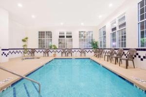 una piscina cubierta con sillas y una piscina en SureStay Hotel by Best Western North Myrtle Beach, en Myrtle Beach
