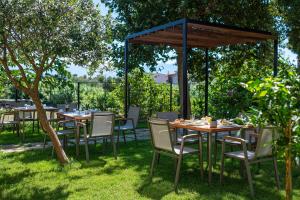 Κήπος έξω από το Kleopatra Inn