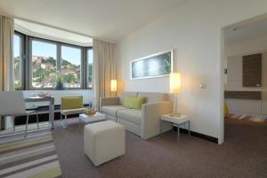 A seating area at Mercure Hotel Koblenz