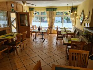 a restaurant with tables and chairs and windows at Am Klostergarten in Freising