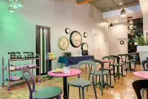 Seating area sa the youniQ Hotel, KLIA T1, KLIA T2